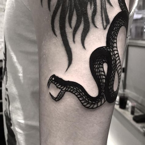 Ouroboros Tattoo, Black White Tattoos, Wild Tattoo, Best Sleeve Tattoos, Dot Work Tattoo, White Tattoo, Snake Tattoo, Hand Tattoo, S Tattoo