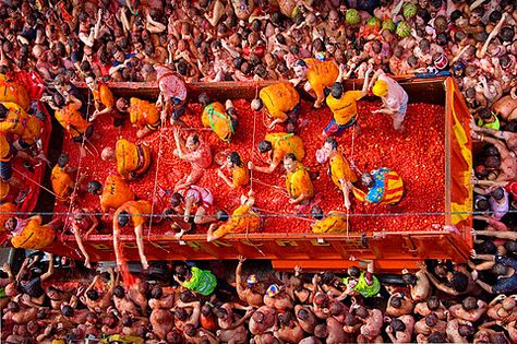 Spain’s best festivals Tomatina Festival, La Tomatina Festival, La Tomatina, Spain Aesthetic, Festival Photography, Spanish Towns, Festivals Around The World, Senior Trip, Street Party