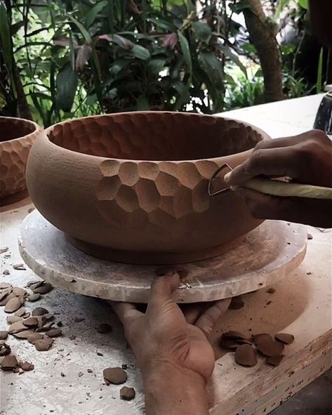 Pottery Handbuilding Decorative Bowls, Ceramic Surface Design, Pottery Wheel Ideas, Ceramics Bowls Designs, Pottery Pinch Pot, Working With Clay, Ceramics Pottery Bowls, Slab Ceramics, Ceramic Texture