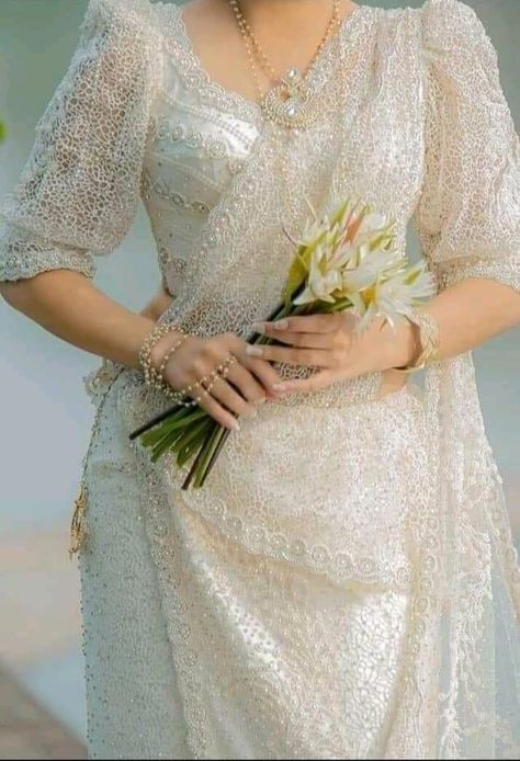 Engagement Saree Jacket Designs, White Kandyan Saree, Wedding Saree Sri Lanka Brides, Kandiyan Saree Blouse Designs, Sri Lankan Bridal Saree, Kandyan Bridal Saree Designs, Osariya Designs Modern, Kandyan Wedding Saree, Kandiyan Saree Designs