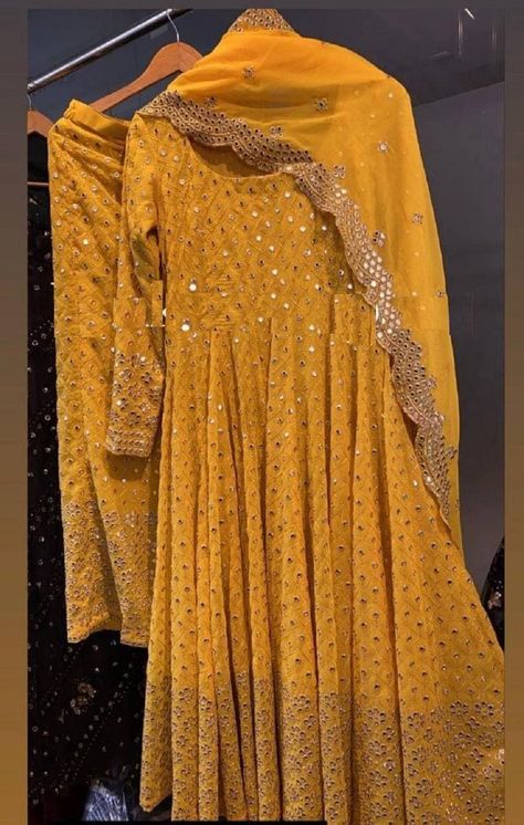 Mayo Dress, Mehandi Dress, Girls Designer Dresses, Cute Dresses For Party, Casual Indian Fashion, Desi Fashion Casual, Bridal Dress Fashion, Simple Pakistani Dresses, Stylish Party Dresses