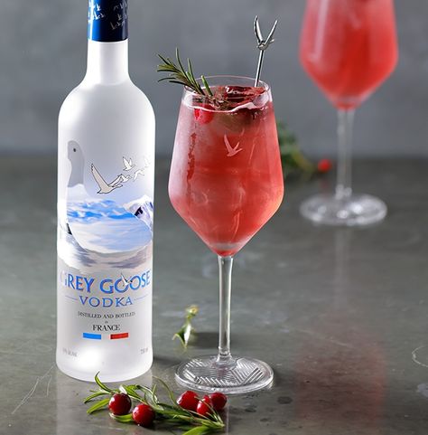 Grey Goose Drinks Recipes, Grey Goose Drinks, Holiday Mimosa, Flavored Vodka Drinks, Grey Goose Cocktails, Christmas Spritz, Holiday Martinis, Lemon Drop Cocktail, Cranberry Drinks