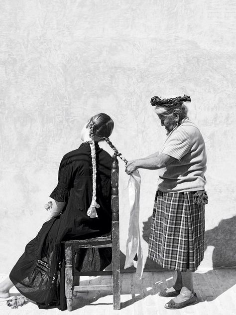 Isabel, a founding member of the Vida Nueva Weaving Cooperative, braiding Jessica Chrastil’s hair. 17th Century Art, Luxor Egypt, Mexican Culture, Back To Nature, Mexican Folk Art, Photography Inspo, Metropolitan Museum, Old Photos, Art Museum