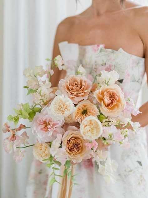 Peach bridal bouquets Peony And Garden Rose Bouquet, Simple Beach Wedding Flowers, Cream Bridal Bouquet, Peach Stock, Peach Pink Wedding, Bridal Bouquet Peach, Peach Wedding Bouquet, Blush Bouquet Wedding, Bridal Bouquet Summer