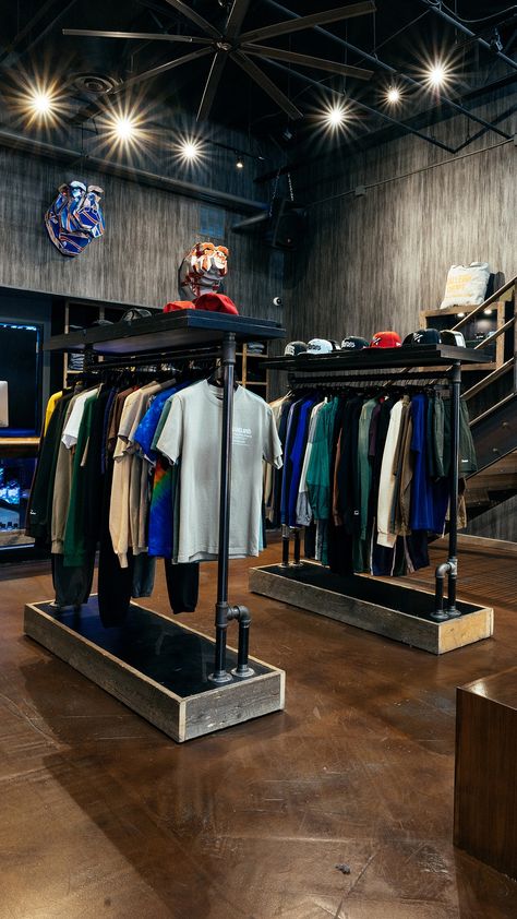 Clothes Store Ideas Design, Cute Clothing Store Interior, Store Interiors Boutiques, Cloth Store Interior, Dress Shop Interior Design, Men's Clothing Store Design, Clothes Shop Interior, Clothe Store, Clothing Shop Interiors