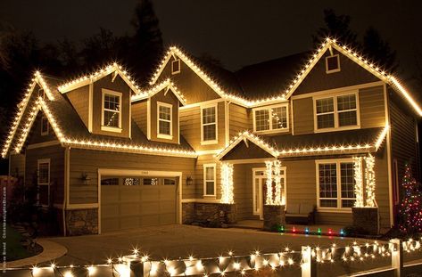 Outdoor Christmas Lights Ideas For The Roof Roof Christmas Lights, Outdoor Xmas Lights, Outdoor Christmas Light Displays, Projector Outdoor, Exterior Christmas Lights, Kitchen Outside, C9 Christmas Lights, Icicle Christmas Lights, Christmas Lights Outside