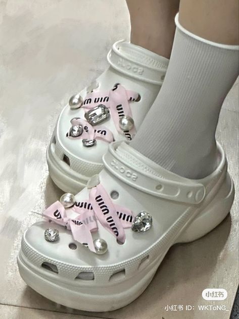 Douyin Crocs, Cool Crocs, Crocs Fashion, Cute Shoes Heels, Kawaii Shoes, Fancy Shoes, Pink Girly Things, 자수 디자인, Rubber Shoes