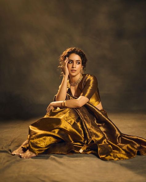 Stylish Looks We Want To Steal From Sanya Malhotra’s Wardrobe! Indian Bride Poses, Golden Saree, Bridal Sarees South Indian, Sanya Malhotra, Raw Mango, Draping Fashion, Saree Poses, Photoshoot Studio, Indian Saree Blouses Designs