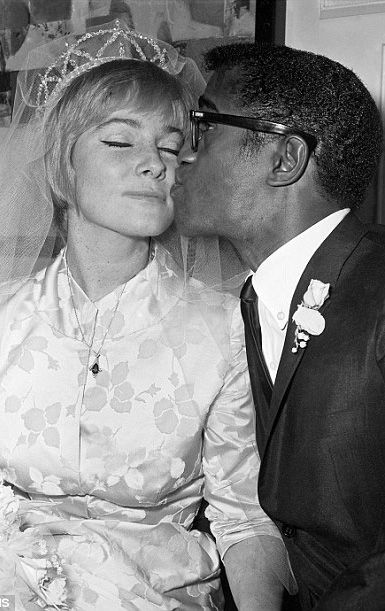 Marriage between Sammy Davis, Jr. and May Britt in Las Vegas November 13th 1960. Interracial marriages were still forbidden by law in 31 US states. Murakami Haruki, Celebrity Wedding Photos, Interracial Wedding, Eddie Fisher, Sammy Davis Jr, Interracial Marriage, Marcel Proust, Musica Rock, Hollywood Icons