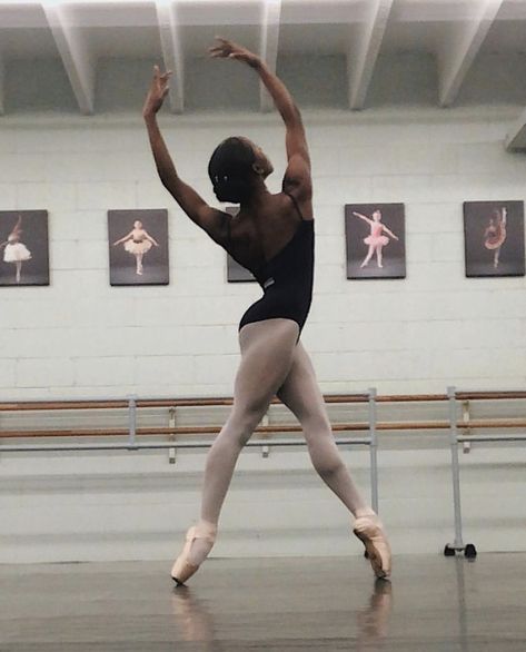 Famous Ballerina Aesthetic, Girl Dancers Aesthetic Black, Black Women Ballet, Ballet Aesthetic Black Woman, Dance Aesthetic Black Woman, Pointe Dance Poses, Black Ballet Aesthetic, Black Dancer Aesthetic, Bailarina Aesthetic