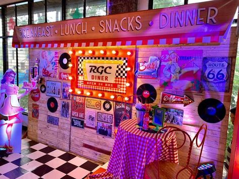 Diners Retro Night Party - Birthday Party Ideas for Kids and Adults Retro Debut Theme, Retro Event Decor, Retro Theme Room, Vintage Style Birthday Party, Retro Party Decorations, Retro Theme Party, Retro Birthday Party, Retro Concept, 50s Theme