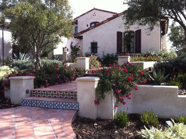 Mediterranean Front Yard, Spanish Landscaping, Spanish Style Backyard, Spanish Revival Architecture, Spanish Exterior, Spanish Courtyard, Spanish Casa, Courtyard Ideas, Enclosed Porch