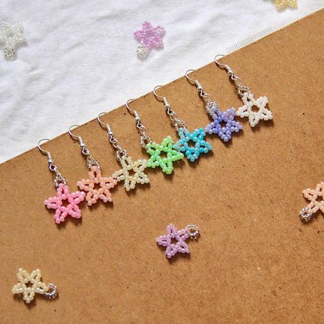 Fimo, Beaded Star Earrings, Things To Do With Beads, Bead Earrings Ideas, Beaded Wire Earrings, Star Beaded Bracelet, Bead Star, Stars Jewelry, Anting Manik