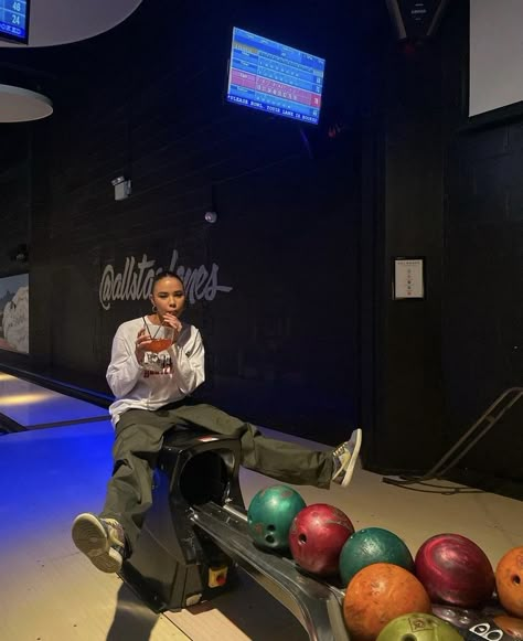 Bowling Pictures, Edie Rose, Bowling Outfit, Bowling Alley, Foto Poses, Photoshoot Concept, Instagram Photo Inspiration, Friend Photoshoot, Instagram Inspo