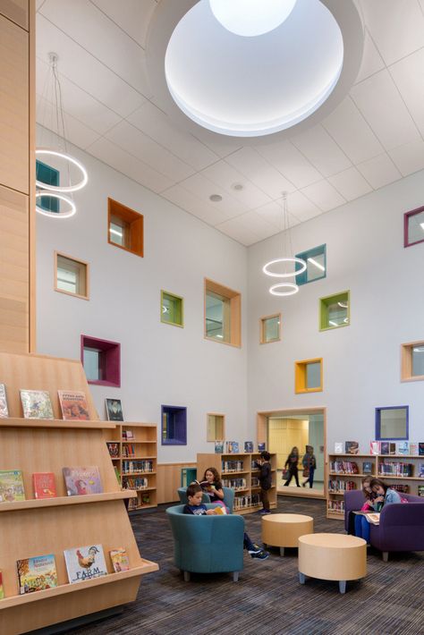 Coolidge Corner School - Education Snapshots Elementary School Classroom Design, Brookline Massachusetts, School Library Design, Children's Library, Square Windows, Interior Design School, Multipurpose Room, Outdoor Classroom, School Event