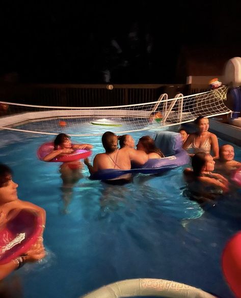 Fourth Of July Sleepover, Usa Pool Party, High School Pool Party, Pool Party Alcohol, 4th Of July Party Aesthetic, Fourth Of July Pool Party, 4th Of July Pool Party, Pool Party Drinks, Beverage Station Party