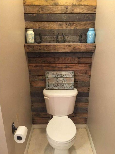 Pallet Wall Ideas Bathroom, Rustic Toilet Ideas, Pallet Walls Bathroom, Bathroom Remodel Wood Wall, Pallet Toilet Shelf, Diy Pallet Bathroom Ideas, Rustic Wood Bathroom Ideas, Pallet Wood Bathroom Ideas, Reclaimed Wood Wall Bathroom