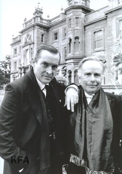 Jeremy Brett and Edward Hardwicke / Holmes and Watson Edward Hardwicke, Granada Sherlock, Granada Holmes, Jeremy Brett Sherlock Holmes, Elementary My Dear Watson, Famous Detectives, Sherlock Holmes 3, Jeremy Brett, Mrs Hudson