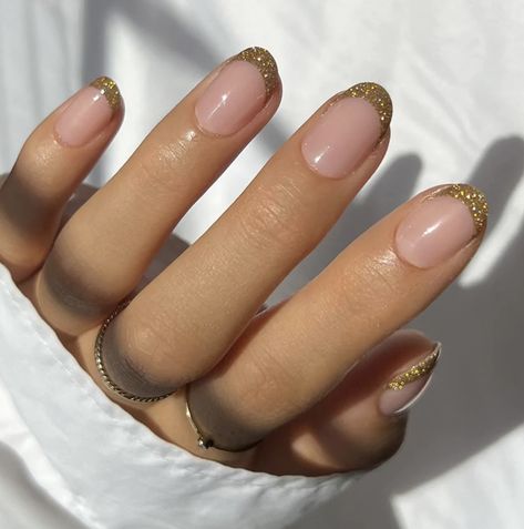 Gold French Tip Nails Natural, Short Gold French Tip Nails, Glitter French Tips Short, Short Nails Gold, Gold Short Nails, Gold French Tips, Gold Tip Nails, Gold French Tip, Short Round Nails