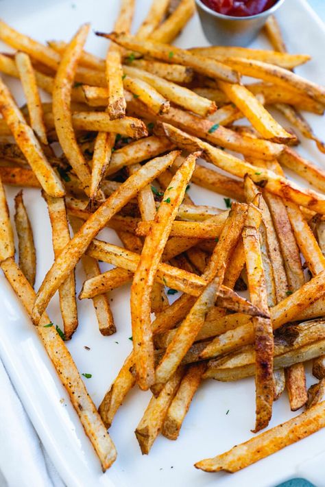 These are the BEST oven baked French fries that taste just like a restaurant! They come out crispy and perfectly seasoned: no need for frying. #bakedfries #frenchfries #bakedfrenchfries #easyfries #healthyfries #ovenbakedfries #healthybakedfries French Fry Recipe Baked, Oven French Fries, Healthy French Fries, Oven Baked French Fries, Baked French Fries, Best French Fries, Oven Baked Fries, Healthy Fries, Oven Fries