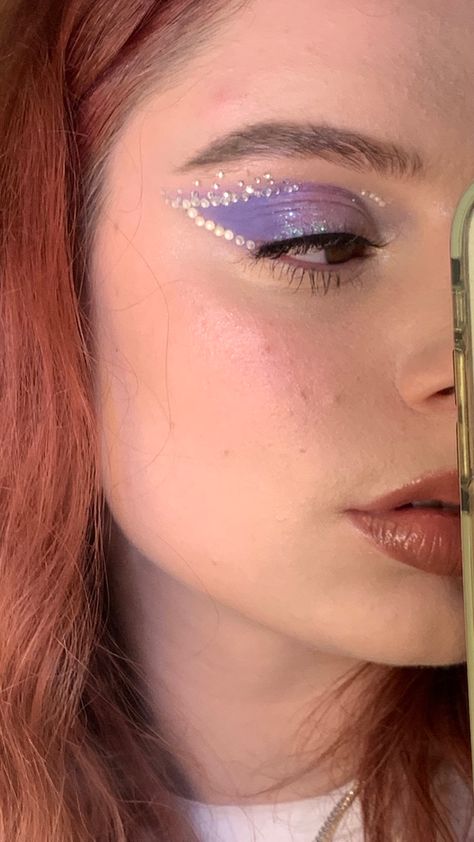 Taylor Swift Makeup, Purple Eyeshadow Looks, Concert Makeup, Rhinestone Makeup, Purple Outfit, Purple Eye Makeup, Look Festival, Purple Makeup, Eye Makeup Designs