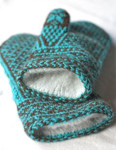 This may be my favorite mitten of all time.  After I finished all my Christmas gifts for my family, I felt I had the time to knit one last pair of mittens for another friend. She loves the lined mi… Knitting Mittens, Knitted Gloves Mittens, Knitted Mittens Pattern, Crochet Mittens, Mittens Pattern, Knitted Wit, How To Purl Knit, Knit Mittens, Knitted Gloves