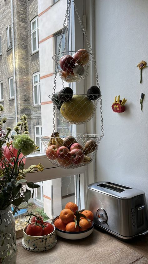 Eclectic Apartment Kitchen, Kitchen Vintage Decor, Best Kitchen Organization, Modern Design Kitchen, Hanging Fruit Basket, Home Bar Ideas, Pizza Homemade, Display Kitchen, Produce Storage