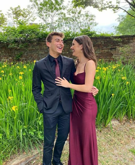 Maroon Hoco Couple, Burgundy Formal Dress Long, Burgundy Prom Couple, Matric Photoshoot, Md Photoshoot, Hoco Photos, Matching Prom, Couples Instagram, Couples Prom