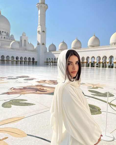 Dubai Picture Ideas, Dubai Outfits Ideas, Khaleeji Abaya, Dubai Photoshoot, Dubai Outfit, Desert Outfit, Dubai Outfits, Dubai Desert Safari, Dubai Vacation