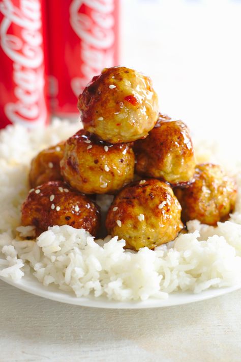 Honey Siracha Chicken, Sriracha Meatballs, Ground Chicken Meatballs, Honey Sriracha Sauce, Baked Chicken Meatballs, Honey Sriracha Chicken, Chicken Meatball Recipes, Chicken Balls, Sriracha Chicken