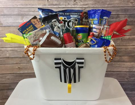 Football Baskets For Boyfriend, Football Basket Ideas Boyfriend, Football Gift Baskets, Party Gift Basket, Football Basket, Free Gift Idea, Homemade Gift Baskets, Buddy Gifts, Football Diy