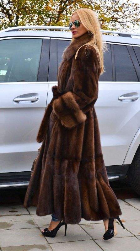 omg...how chic and lovely Fabulous Furs, Mink Coat, Fur Coats Women, Vestidos Vintage, Fur Fashion, 가을 패션, Coat Fashion, Look Fashion, Classy Outfits