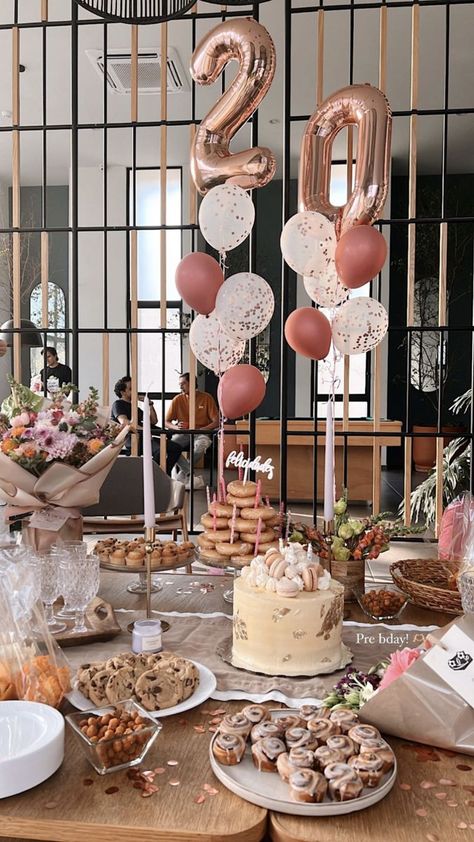 Birthday Budget Ideas, 21st Birthday Restaurant Ideas, Simple Classy Birthday Decorations, Birthday Restaurant Decorations, Birthday Lunch Decor, Bday Brunch Decor, Small Birthday Dinner At Home, Surprise Party Aesthetic, Brunch Bday Party