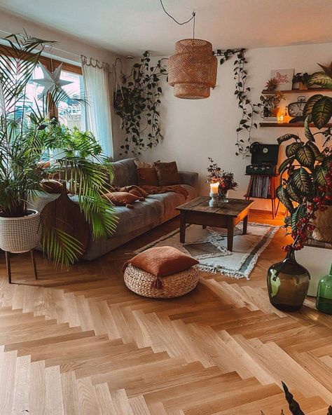 Mid Century Boho Eclectic Living Room, Earthy House Decor, Earth Living Room, Living Room Cosy, Plants Apartment, Minimalist Living Room Furniture, Earth Tone Living Room, Home Decor Ideas Bedroom, Earthy Living Room