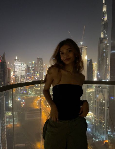 Dubai Picture Ideas, Outfit Ideas Cargo Pants, Dubai Outfit, Tube Top Outfits, Dubai Outfits, Dubai Vacation, Dubai Aesthetic, Dubai Style, Lit Outfits