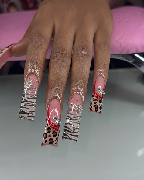 𝐓𝐇𝐄 𝐍𝐀𝐈𝐋 𝐏𝐋𝐔𝐆🔌📲💖 | Baddie Freestyle🐆❤️ Click the link in bio to book your next appointment • • • #mcdonoughnailtech #atlnailtech #atlantanailtech... | Instagram Ombre Y2k Nails, How To Take Good Nail Photos, Long Duck Nails Acrylic Y2k, Chrome Freestyle Nails, Nail Post Ideas, Nail Designs Without Charms, Baddie Y2k Nails, Baddie Duck Nails, Nail Business Aesthetic