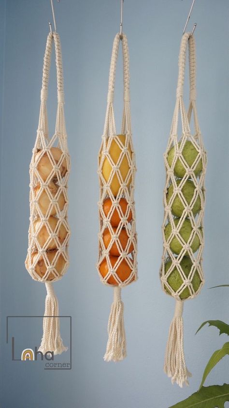 Macrame Food Storage, Macrame Garlic Holder Diy, Crochet Onion Bag, Macrame Onion Holder Diy, Macrame Onion Holder, Macrame Vegetable Hanger, Macrame Kitchen, Macrame Crafts, Simpul Makrame