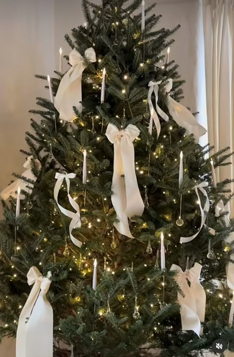 Christmas Tree Inspo, Christmas Dreaming, Christmas Decor Inspiration, Christmas Tablescape, Christmas Themes Decorations, Christmas Tree Inspiration, Rockefeller Center, Christmas Inspo, Minimalist Christmas