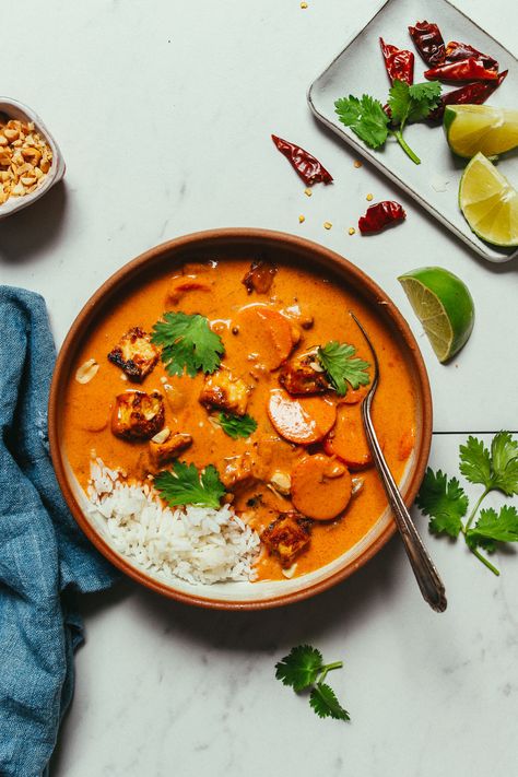 EASY 1-Pot Massaman Curry! Basic ingredients, BIG flavor, lots of protein options for vegan, vegetarian, and meat eaters! #plantbased #glutenfree #curry #massaman #recipe #minimalistbaker Protein Options, Veg Recipe, Healthy Sauces, Massaman Curry, Minimalist Baker, Curry Dishes, Batch Cooking, Thai Food, Tempeh