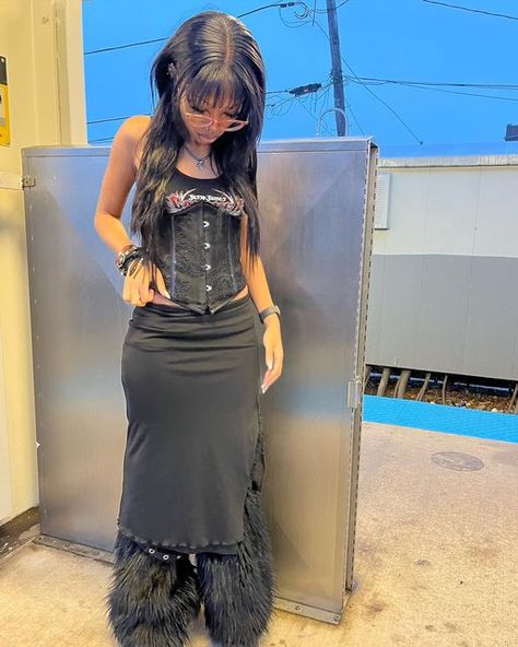 Fang Bangs, Corset Alt, Long Black Skirt Outfit, Skirt Corset, Corset Outfits, Black Skirt Outfits, Fashion Corset, Corset Black, Long Skirt Fashion