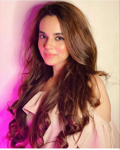 Long Hair Styles, Komal Meer, Medieval Clothing Women, Good Jawline, Muslim Girls, Light Hair, Desi Beauty, Stylish Girl, Pakistan