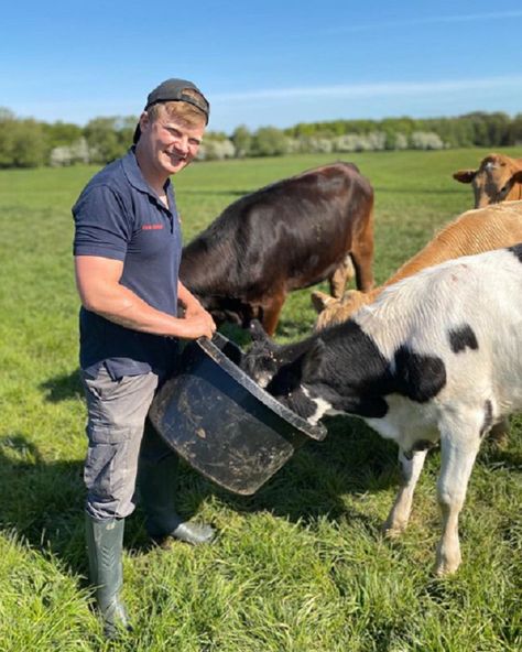 Farm Vet, Rural Fashion, Animal Farming, Farmer Life, Cow Liver, Sweet Cow, Farm Books, Farmer Boy, Farm Boys