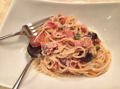 Essen, Pasta With Salami Recipe, Salami Pasta Recipes, Pasta With Salami, Salami Pasta, Calzone Recipes, Salami Recipe, Pasta Puttanesca Recipe, Puttanesca Recipe