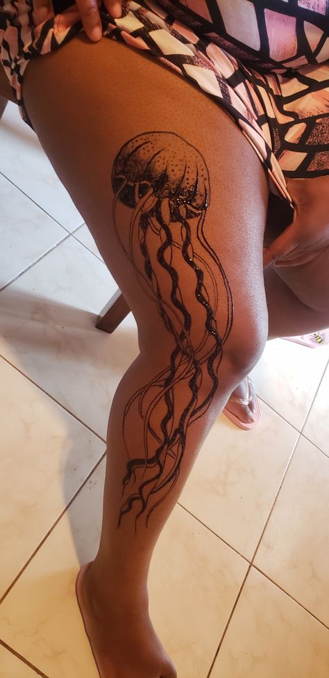 Jagua gel henna body art Jellyfish Jelly Fish Henna Tattoo, Jellyfish Henna Designs, Henna Designs Sea Creatures, Jellyfish Henna Tattoo, Jagua Gel Tattoo, Jelly Fish Henna, Jagua Tattoo Design, Bahamas Tattoo, Thigh Henna Tattoo