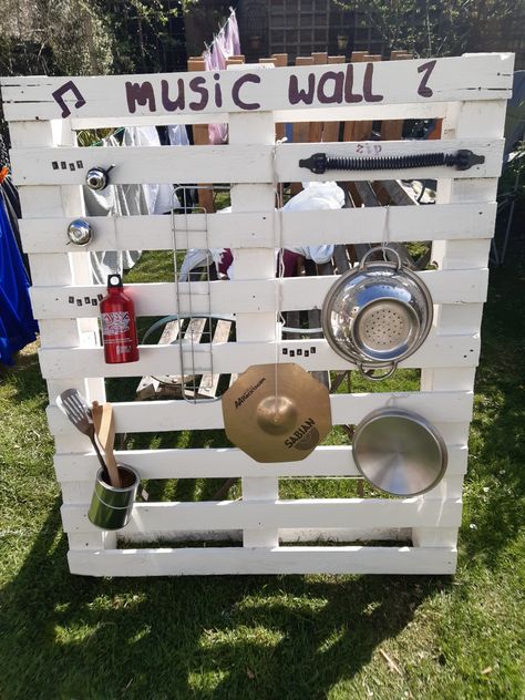 Music Wall Kindergarten, Pallet Music Wall, Music Area Eyfs, Regio Classroom, Outdoor Eyfs, Outdoor Music Area, School Outdoor Area, Eyfs Outdoor, Mud Play