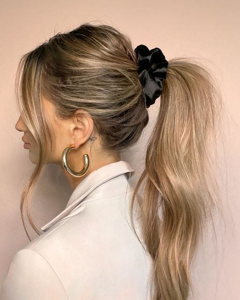 How to Wear It: 3 Chic Scrunchie Hairstyles - Lulus.com Fashion Blog 90s Scrunchie Hairstyles, Cute Scrunchie Hairstyles, Simple Work Hairstyles, Scrunchies Hairstyle, Teacher Hairstyles, Quick Work Hairstyles, Teacher Hair, Office Hairstyles, Super Easy Hairstyles