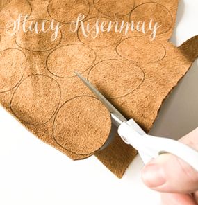 Diy Brown Ornaments, Leather Ornaments Diy, Leather Scraps Ideas, Scrap Leather Projects, Diy Leather Ornaments, Leather Craft Ideas, Leather Christmas Ornaments, Preschool Christmas Ornaments, Cute Garland