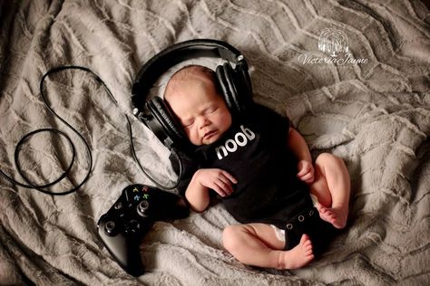 Gamer Newborn Pictures, Newborn Gamer Photography, Baby Newborn Photography, Gamer Baby, Baby Boy Newborn Pictures, Baby Announcement Pictures, Maternity Photography Poses Pregnancy Pics, Newborn Photography Boy, Baby Pictures Newborn