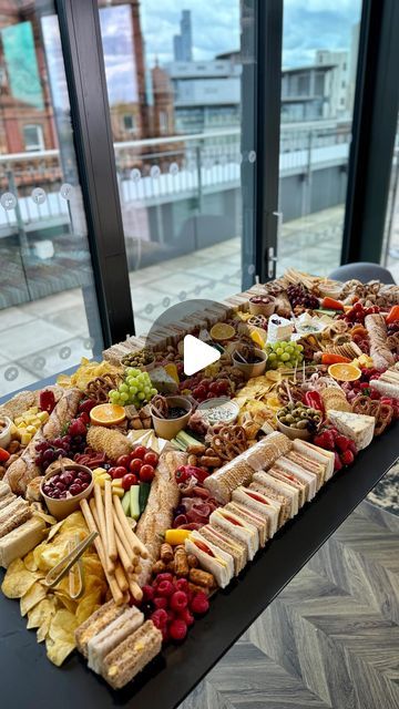 Charcuterie And Sandwich Table, Sandwich Grazing Table, Grazing Table Ideas Birthday, Sandwich Charcuterie Board Ideas, Small Grazing Table Ideas, Sandwich Board Ideas, Sandwich Charcuterie Board, Charcuterie Table Ideas, Fancy Charcuterie Board