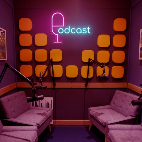 Podcasts For Women Decor, Podcast Design Studio, Podcast Space Design, Small Podcast Setup, Podcast Studio Decor, Podcast Setup Ideas Aesthetic, Podcasts Background, At Home Podcast Set Up, Small Podcast Studio